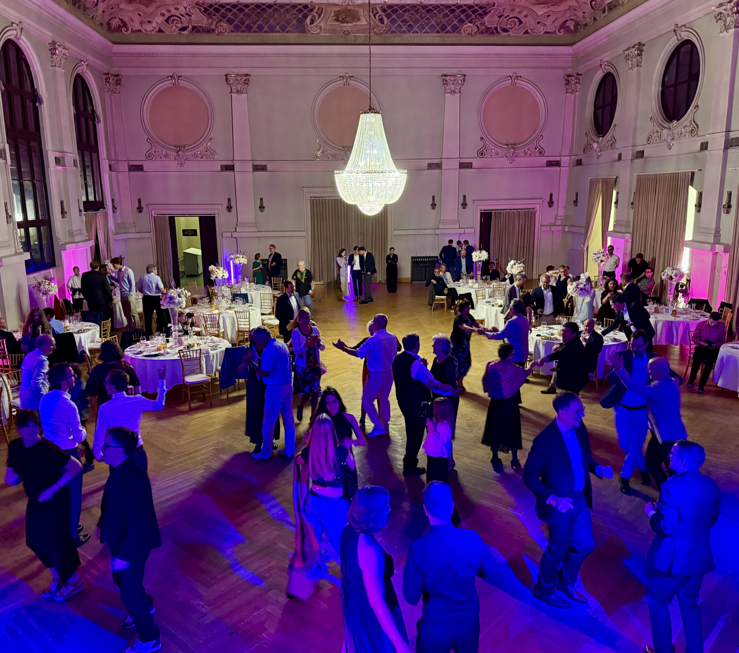 ball-event-dj-berlin Ball-Event mit DJ in Berlin – tanzende Gäste