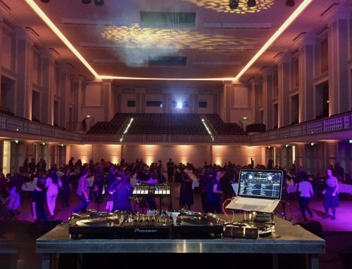 DJ für die Weihnachtsfeier in Berlin – Stimmung von Dinner bis Tanzfläche