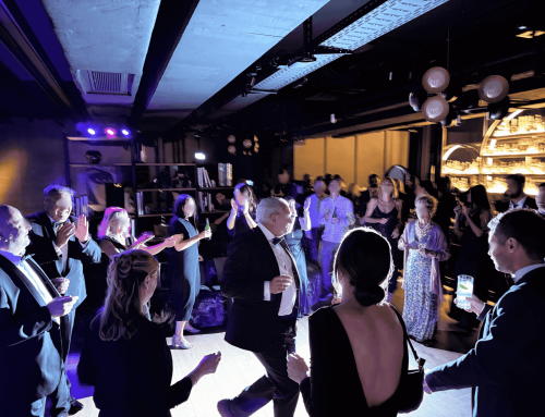 Event-DJ oder Spotify-Playlist? Was für Ihr Event wirklich funktioniert